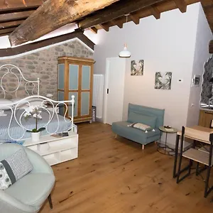 Mimma's: Deliziosa Mansarda Al Terzo Piano Di Un Palazzo Del Centro Storico. Ristrutturata Con Eleganza Di Particolari E Rispetto Dell'antica Struttura. Pontremoli